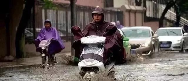 电瓶车淋雨一个晚上会怎么样？电动车被雨淋了第二天还能骑吗