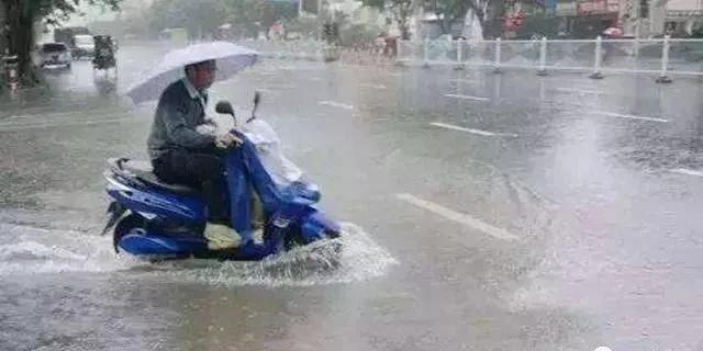 电瓶车淋雨一个晚上会怎么样？电动车被雨淋了第二天还能骑吗