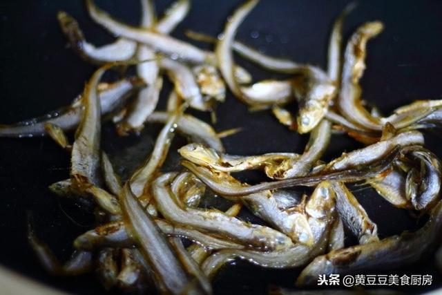 鱼干怎么吃才好吃？花5分钟做一盘香煎小鱼干