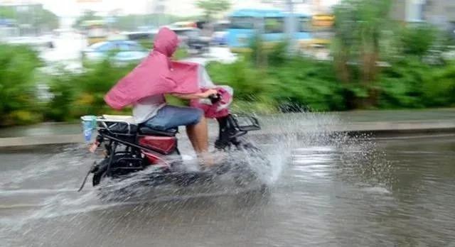 电瓶车淋雨一个晚上会怎么样？电动车被雨淋了第二天还能骑吗